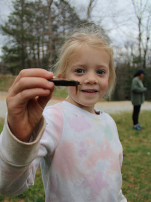 Childholdingworm
